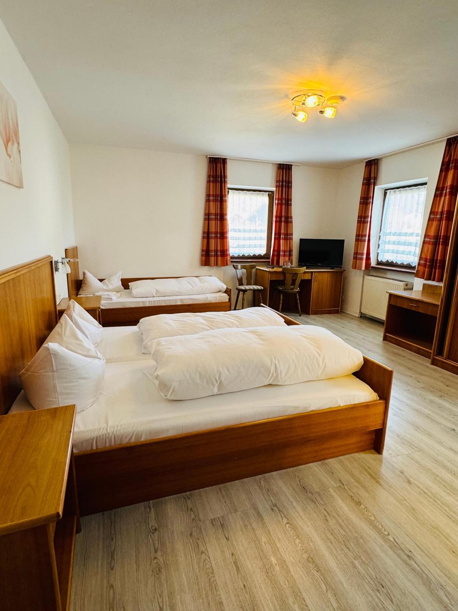 Landgasthof Hotel Zwickl เดกเกนดอร์ฟ ภายนอก รูปภาพ