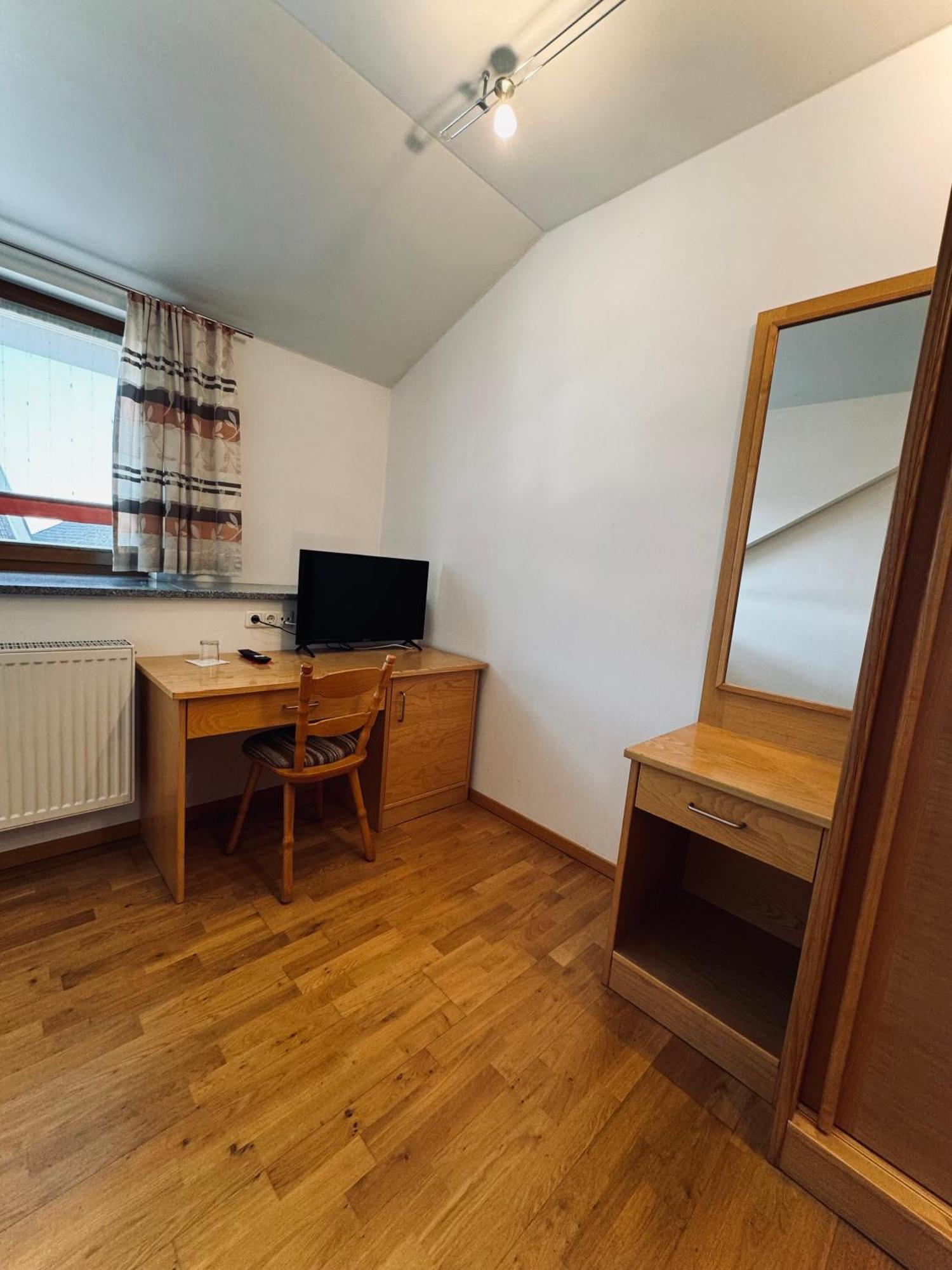 Landgasthof Hotel Zwickl เดกเกนดอร์ฟ ภายนอก รูปภาพ